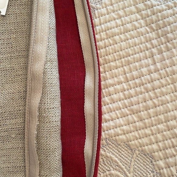 NWT Yves Delorme (Iosis) set of 2 cushion covers 17x17 inch zipper closing - Picture 8 of 11